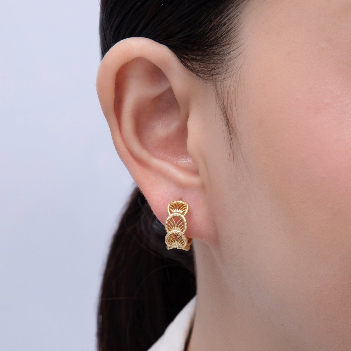 18K Gold Filled 15mm Geometric Filigree Huggie Hoop Earrings | T482