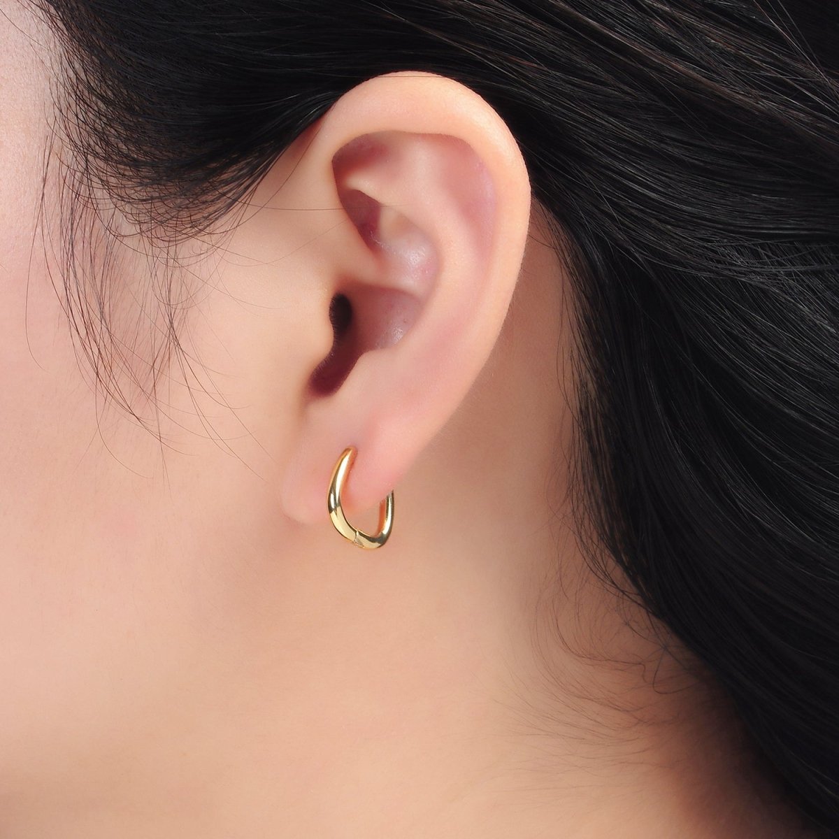 24K Gold Filled 15mm U-Shaped Oval Minimalist Huggie Earrings | Q525