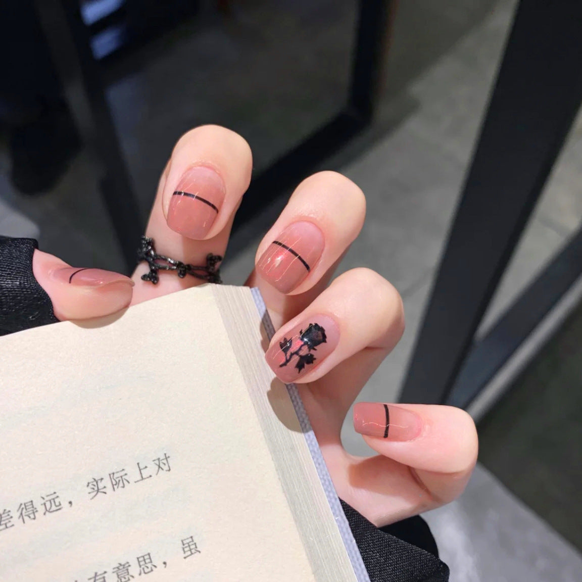 Fashionable Blue and Graffiti Pattern Fake Nails
