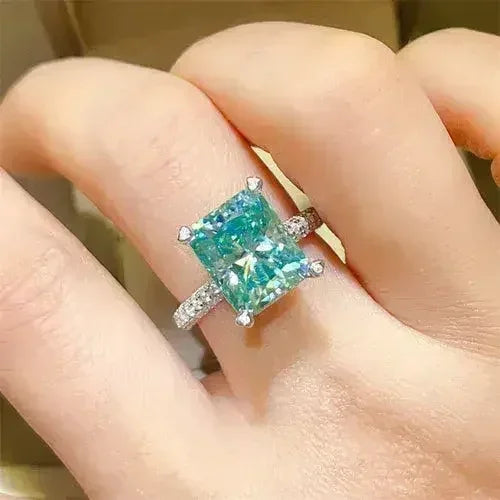LuxeJewels™ – ParaGreen Royal – 5K Moissanite Signature Ring