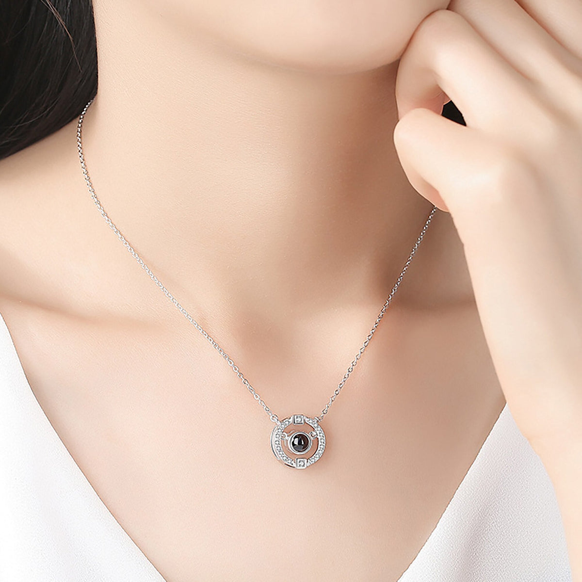 Customizable photo circle Projection Necklace Creative Pendant is a Commemorative Gift