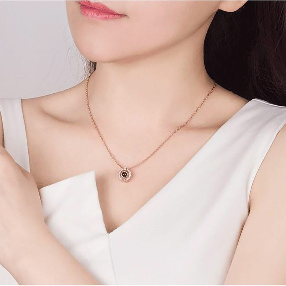 Customizable photo circle Projection Necklace Creative Pendant is a Commemorative Gift