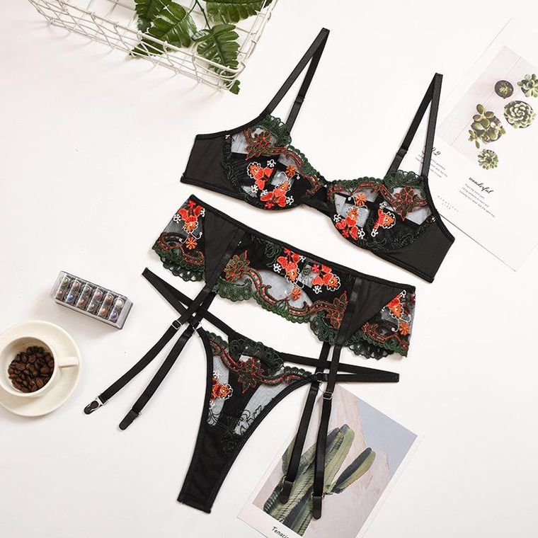 “Sneaky Link” 2-piece lingerie set