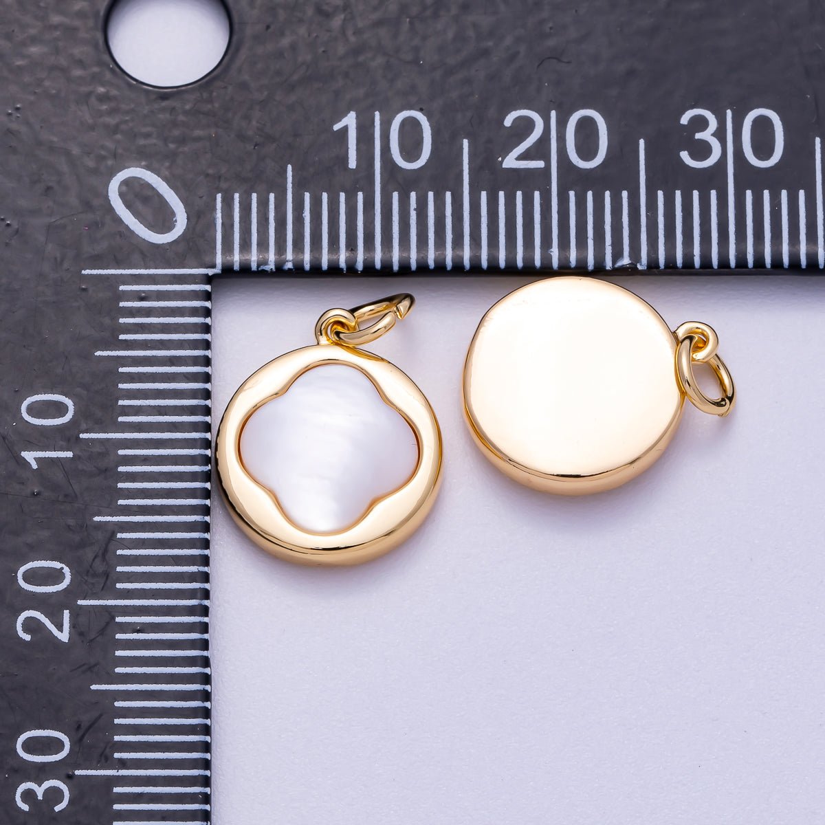 16K Gold Filled 15mm Shell Pearl Lucky Clover Round Charm | Charms-00590
