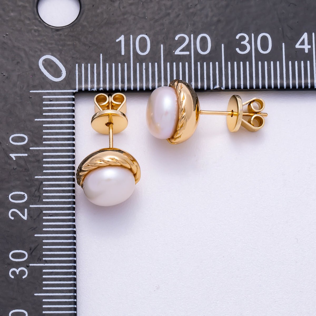 18K Gold Filled 10mm Shell Pearl Rope Bezel Round Stud Earrings | Earrings-00353