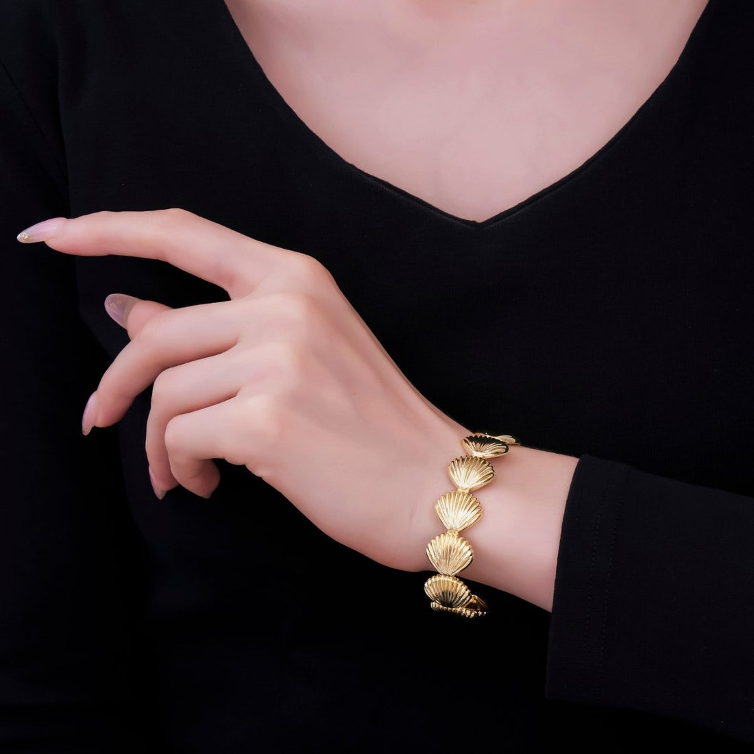 24K Gold Filled Minimalist Clam Sea Shell Cuff Bracelet | WA-03250