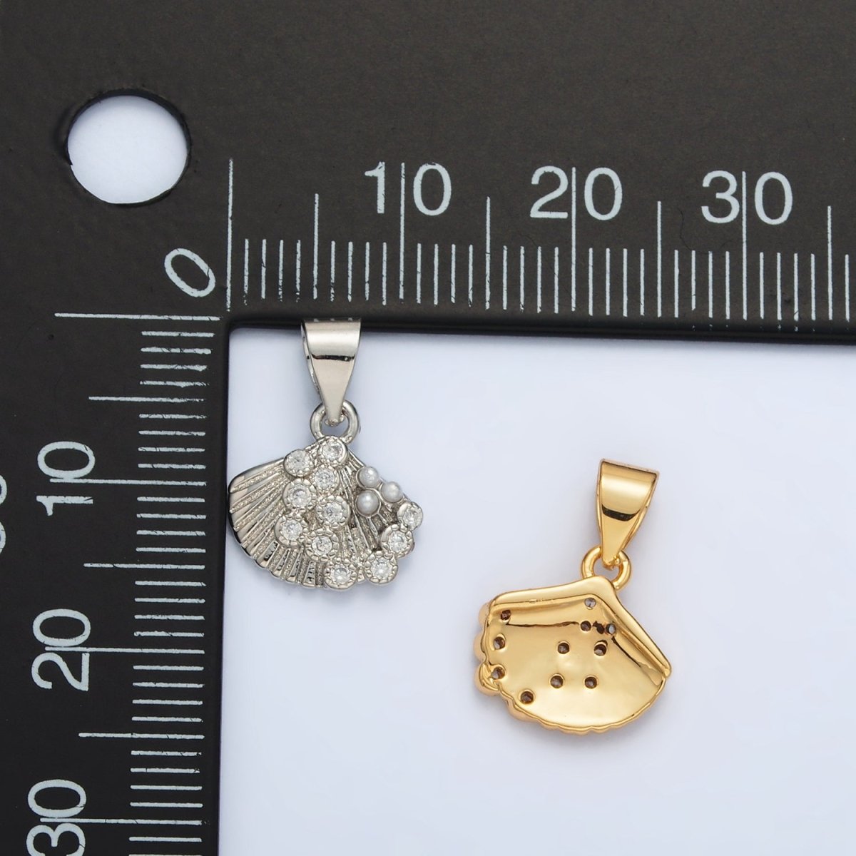 24K Gold Filled 11.5mm Pearl CZ Dotted Clam Sea Shell Pendant in Gold &amp; Silver | I718