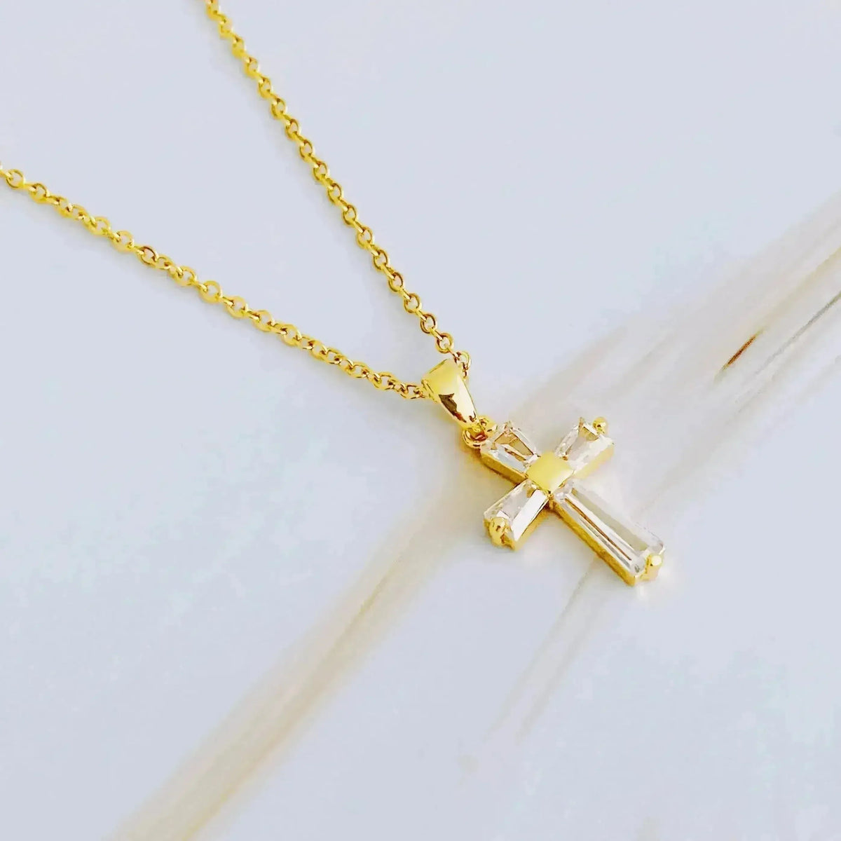 Crystal Cross Necklace – Elegant 18k Gold Plated Pendant | Timeless Style