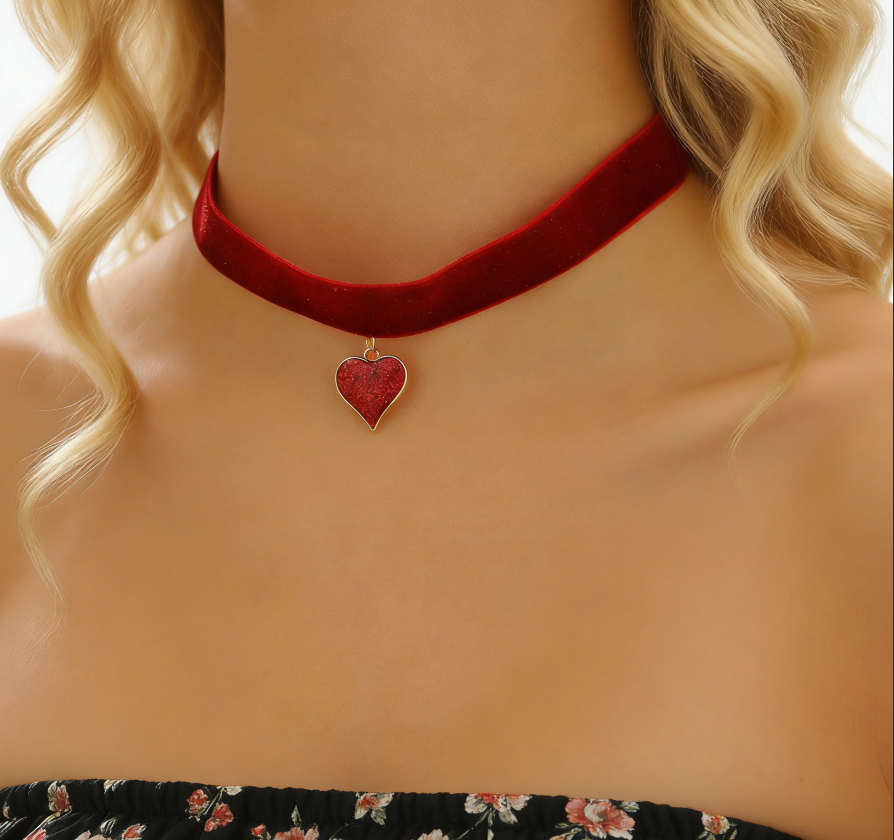 Short Choker with Leopard &amp; Heart Pendant