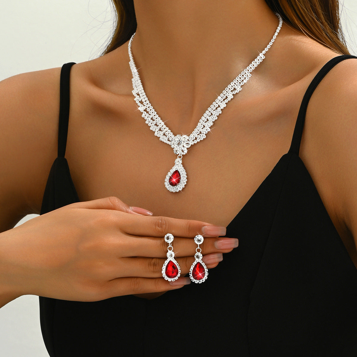 Stylish And Chic Diamond-studded Teardrop Flower Necklace And Earring Set