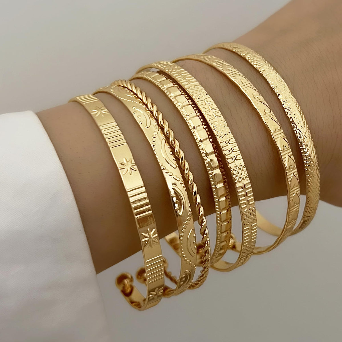 FAXHION Gold Bangle Bracelets for Women, 14 Pcs Multi Layer Stackable Bangle Set, 14K Gold Plated Textured Chunky Bracelets Boho Jewelrys Set