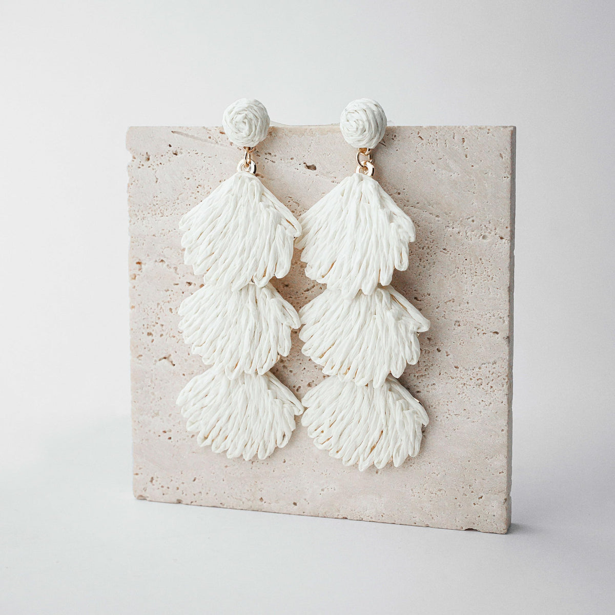 Raffia Dangle Earrings for Women - Boho Statement Rattan Drop Jewelry with Shell Design, Lightweight Summer Beach Trendy Accessories