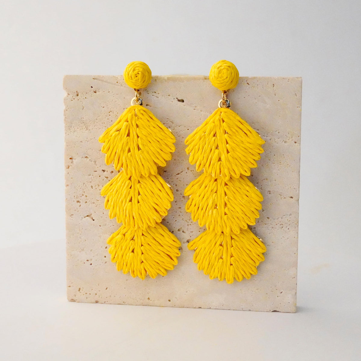 Raffia Dangle Earrings for Women - Boho Statement Rattan Drop Jewelry with Shell Design, Lightweight Summer Beach Trendy Accessories