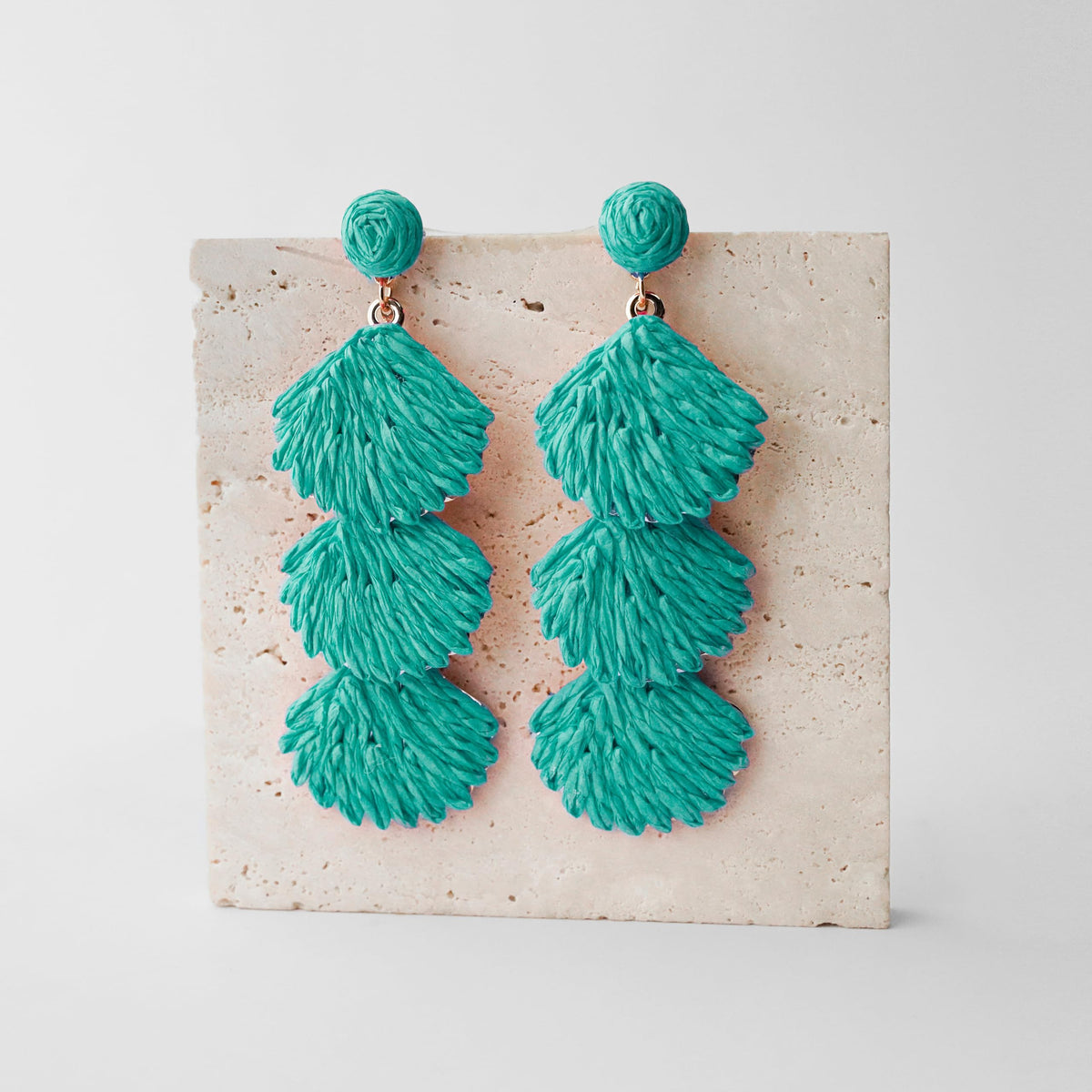 Raffia Dangle Earrings for Women - Boho Statement Rattan Drop Jewelry with Shell Design, Lightweight Summer Beach Trendy Accessories