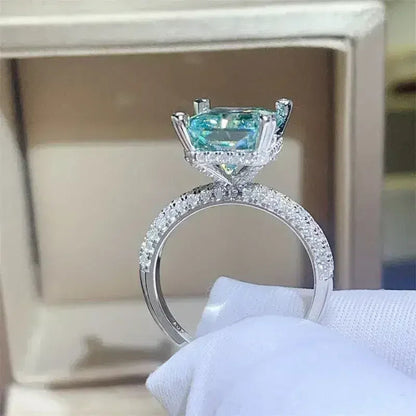 LuxeJewels™ – ParaGreen Royal – 5K Moissanite Signature Ring