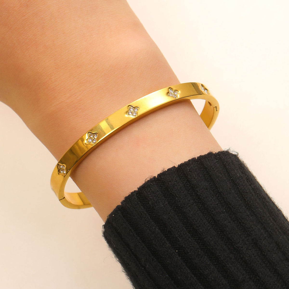 Stainless Steel Gold Bangle Set Zircon Inlaid Nail &amp; Lucky Four Leaf Clover Bangles