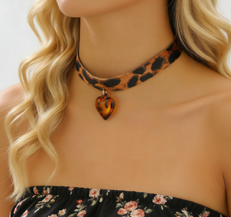 Short Choker with Leopard &amp; Heart Pendant