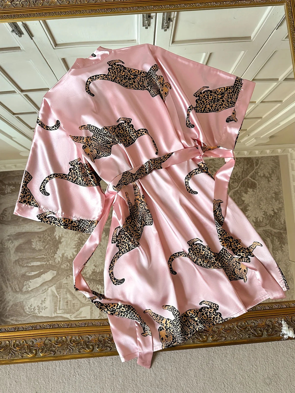 Fashion Satin Women Nightgown Leopard Print V Neck Comfortable Bathrobe Loungewear Wlegant and Breathable Ladies&