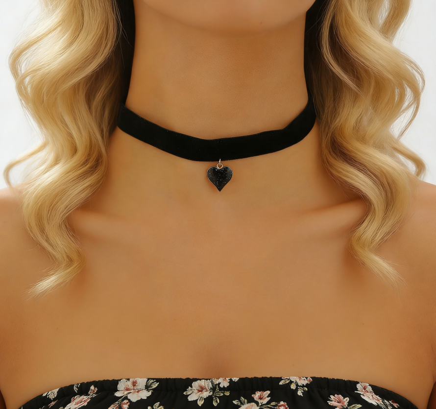 Short Choker with Leopard &amp; Heart Pendant