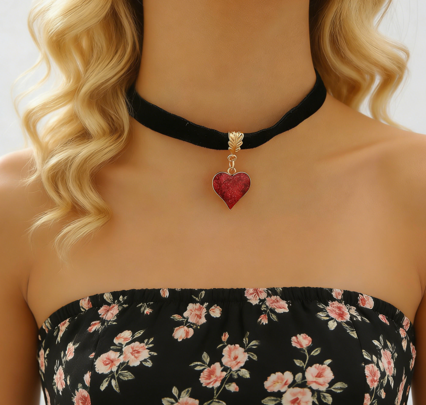 Short Choker with Leopard &amp; Heart Pendant