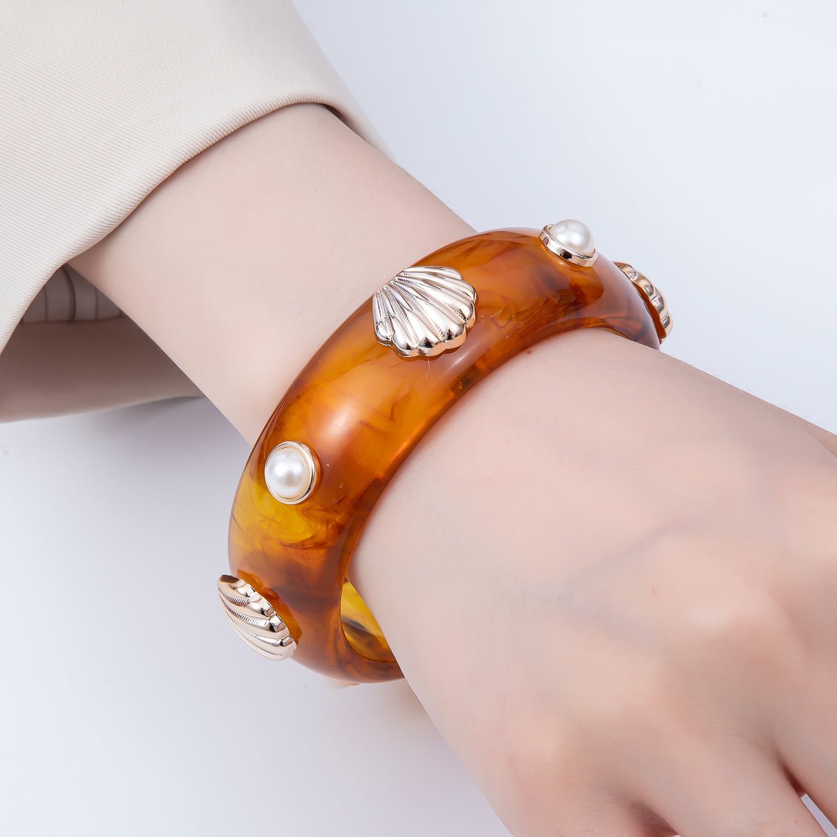 Clam Shell Pearl Brown Tortoiseshell Acrylic Resin Bangle Bracelet | WA-04441