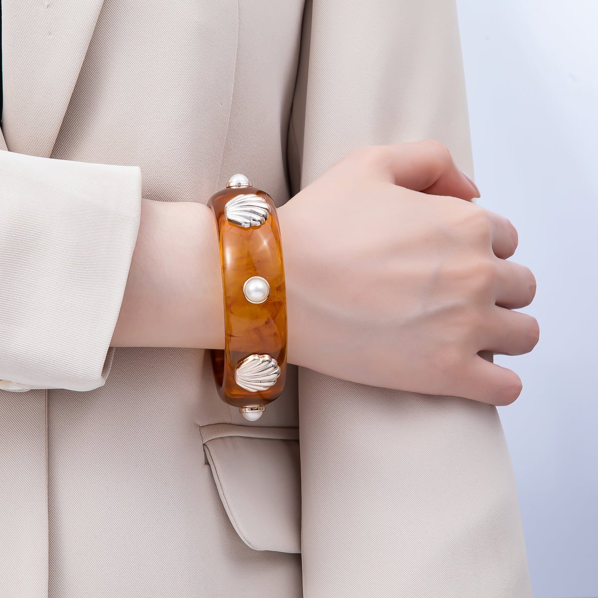 Clam Shell Pearl Brown Tortoiseshell Acrylic Resin Bangle Bracelet | WA-04441