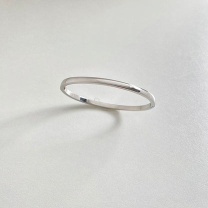 Retro Minimalistic Gold Buckle Bracelet
