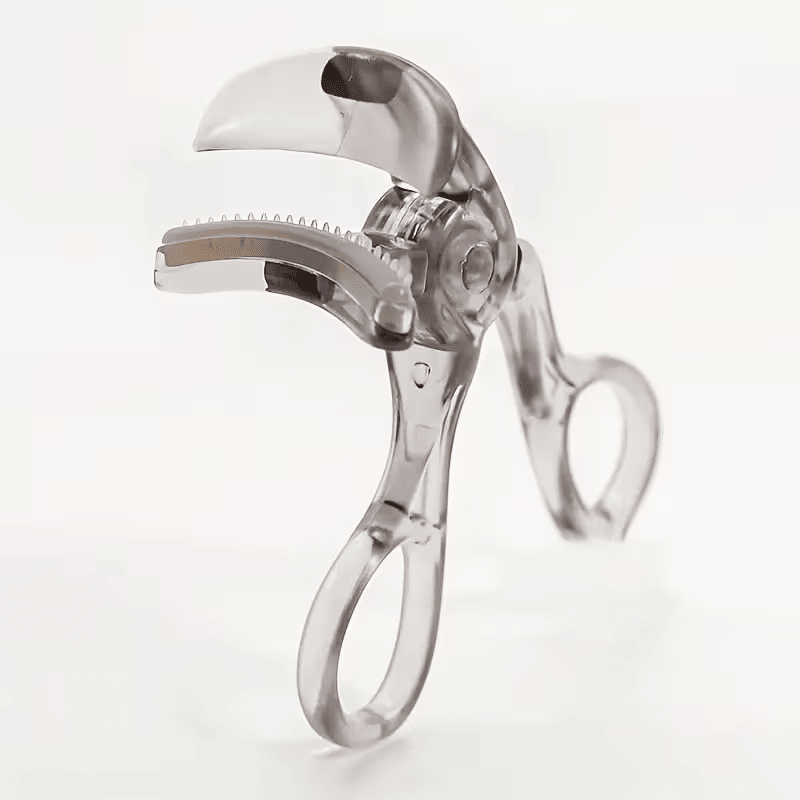 Portable wide-angle eyelash curler with built-in comb - suitable for all eye shapes, easy to use, battery-free, ideal for beginners