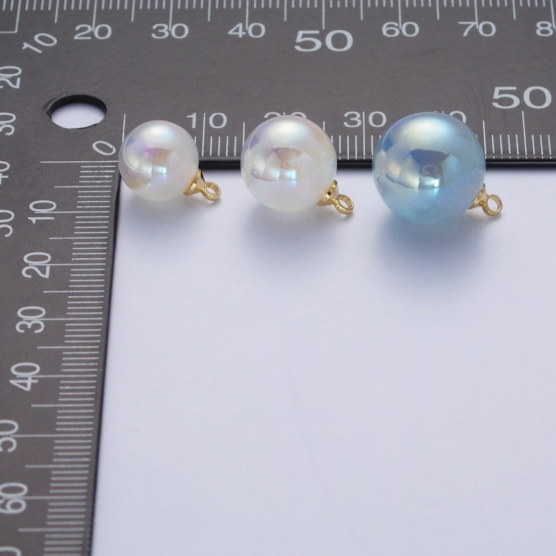 Iridescent Sparkly Blue &amp; White Pearl Round Charm Pendant For Jewelry Making  P-1558~P-1562