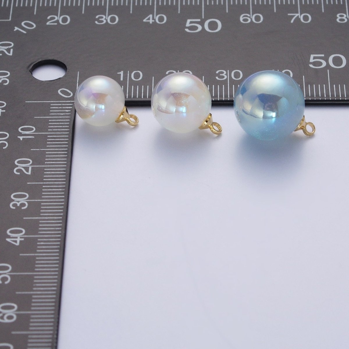 Iridescent Sparkly Blue &amp; White Pearl Round Charm Pendant For Jewelry Making  P-1558~P-1562