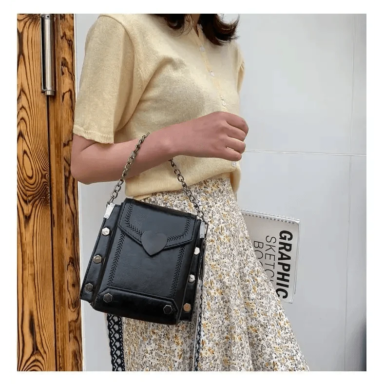 Modern Elegant Stunning Heart-Shaped Women&