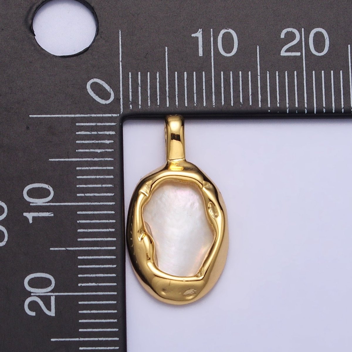 Oval Shell Pearl Hammered Framed Pendant in Gold &amp; Silver | AA093 AA094