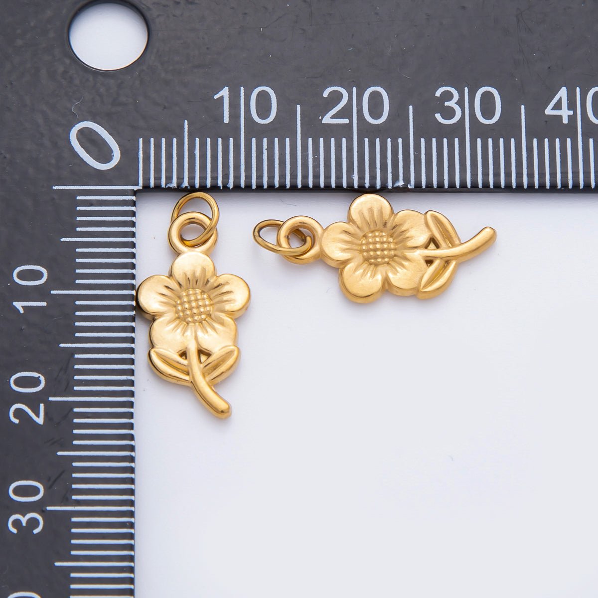 Stainless Steel 22.5mm Daisy Flower Minimalist Mini Charm | C190
