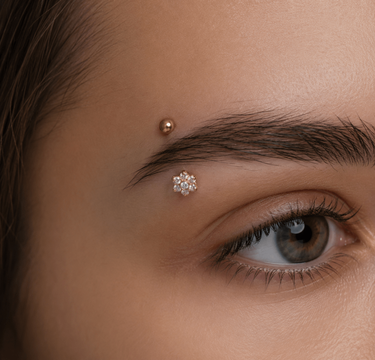 Titanium 16 Gauge Flower Clear CZ Curved Eyebrow Barbell Piercing Stud in Gold &amp; Silver | BJ-00154 BJ-00155