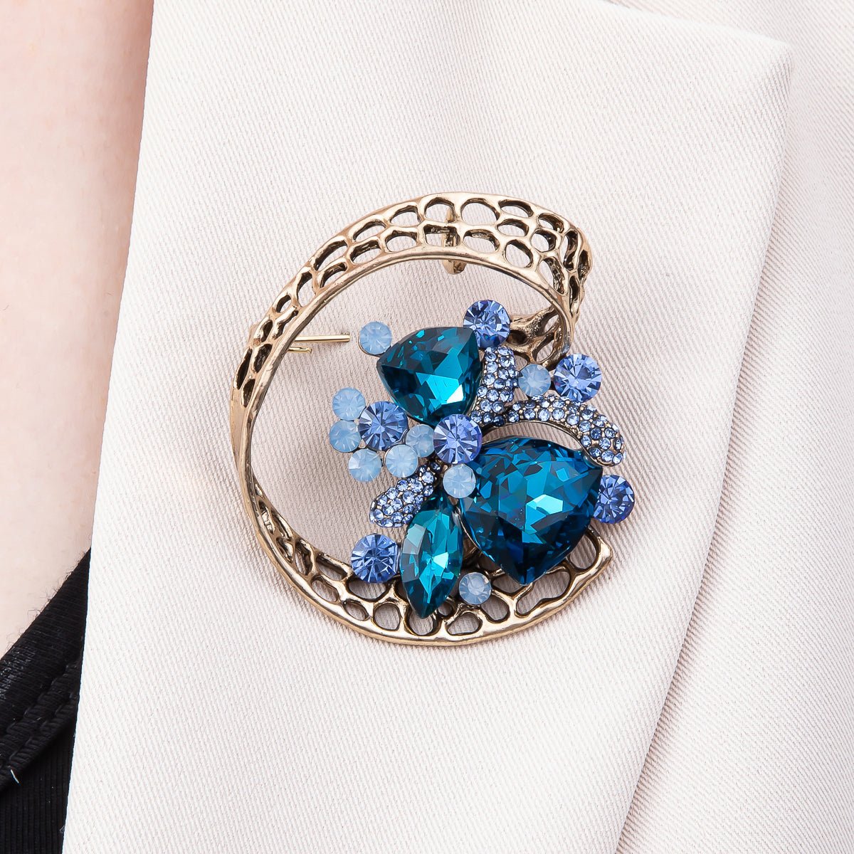 Vintage Gold 52mm x 47mm Blue Rhinestone Leaf Floral Geometric Pin Brooch | BH-146